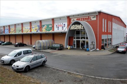 Az Arzen�l rakt�r�ruh�z P�cs hat�r�ban, a Moh�csi �ton. 